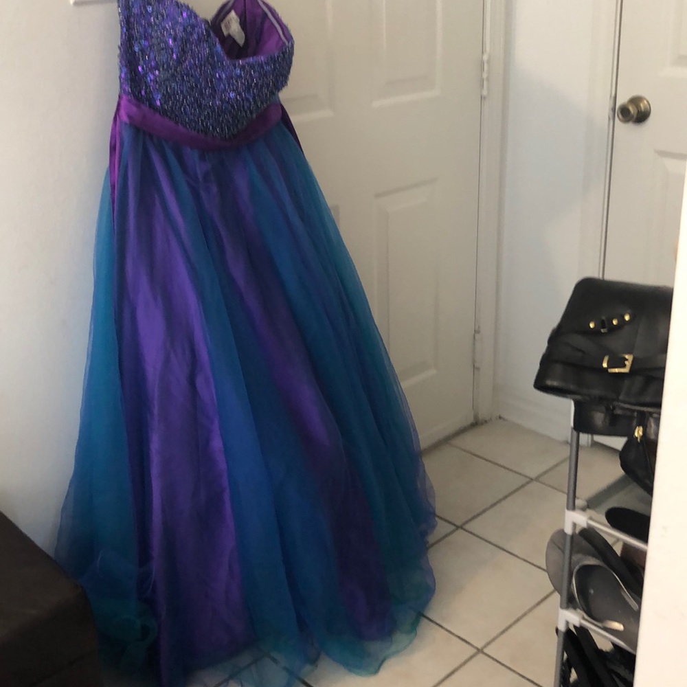 Prom dress - Picture 2 of 5